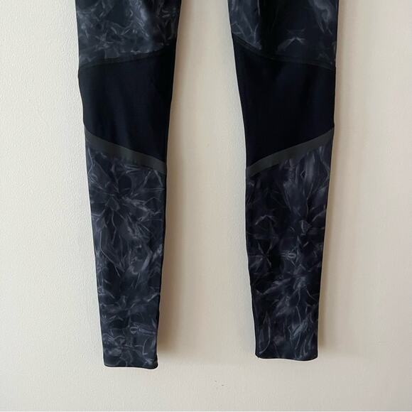 Sweaty Betty Zero Gravity Run Leggings in Tonal Iridescence - Picture 6 of 9